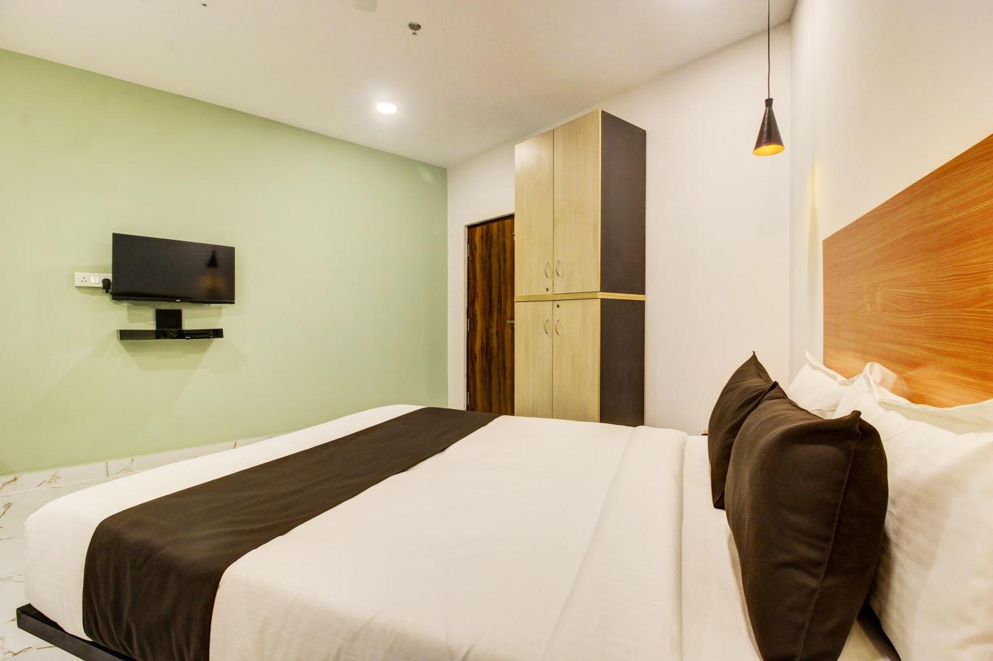 Super Townhouse Rcc Hotel Banjara Hills Hyderabad Exteriör bild