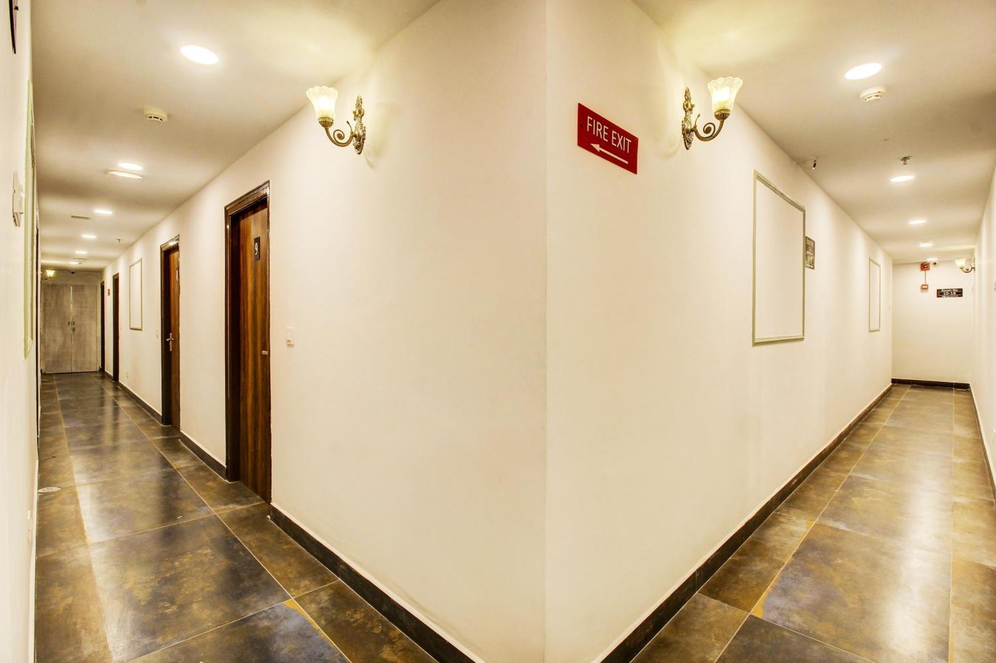 Super Townhouse Rcc Hotel Banjara Hills Hyderabad Exteriör bild