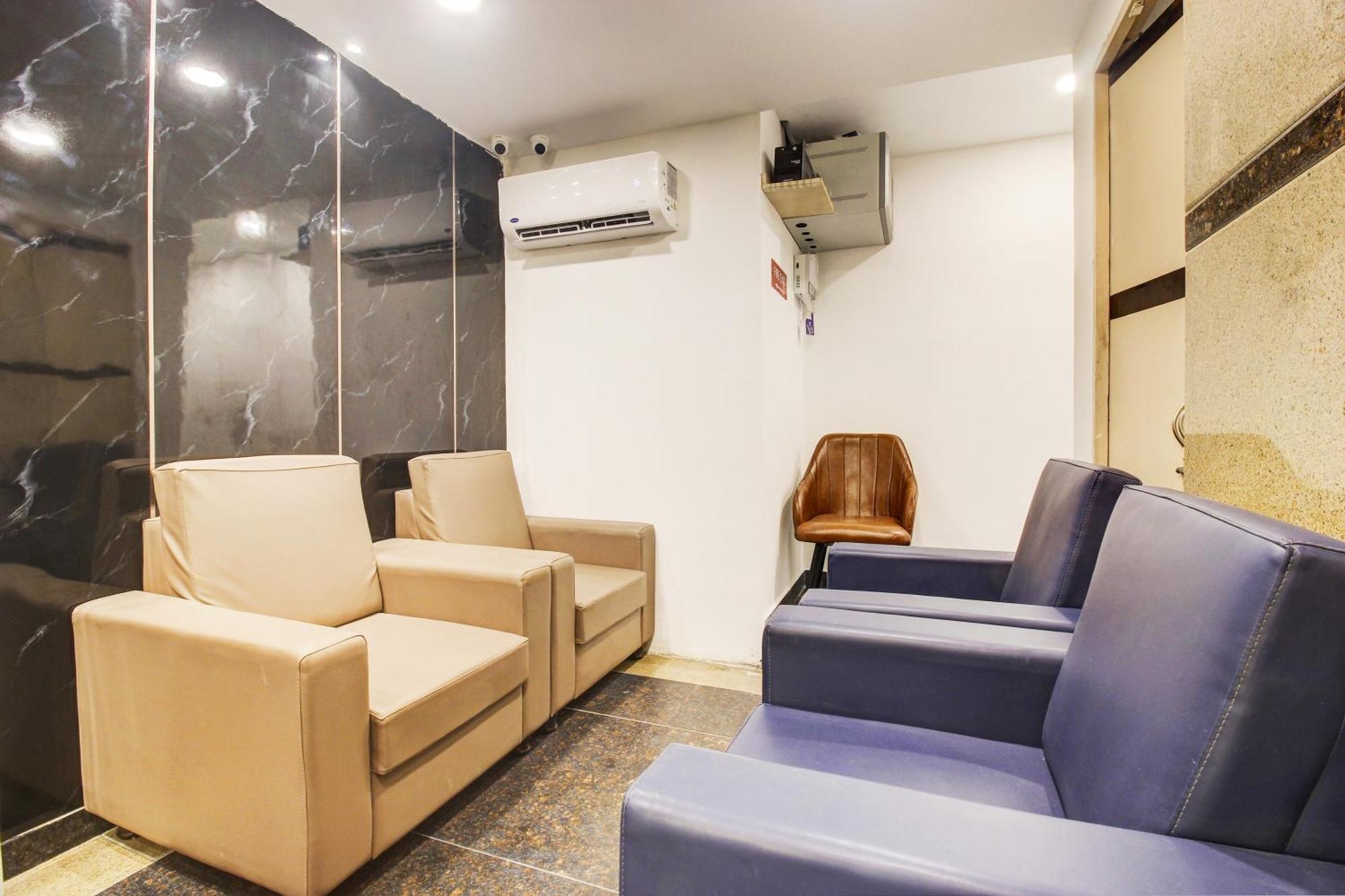 Super Townhouse Rcc Hotel Banjara Hills Hyderabad Exteriör bild